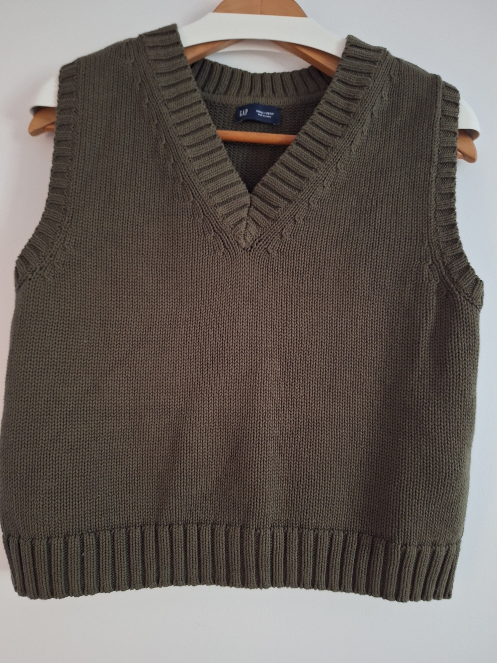 GAP Olive Green Women's V-Neck Knit Sweater Vest - Picture 1 of 2